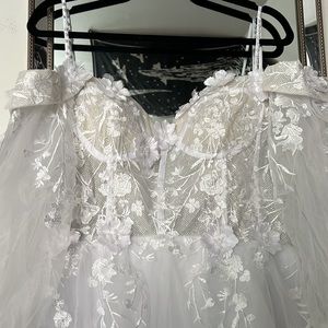 Wedding gown/dress true white us size 10 off shoulder corset 3d flowers tulle